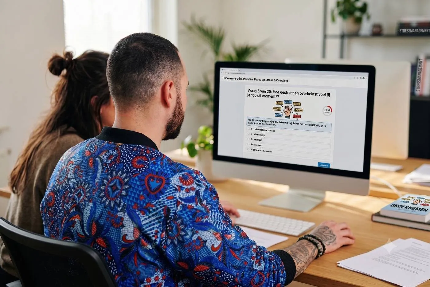 Yordi vult de nulmeting in achter zijn computer