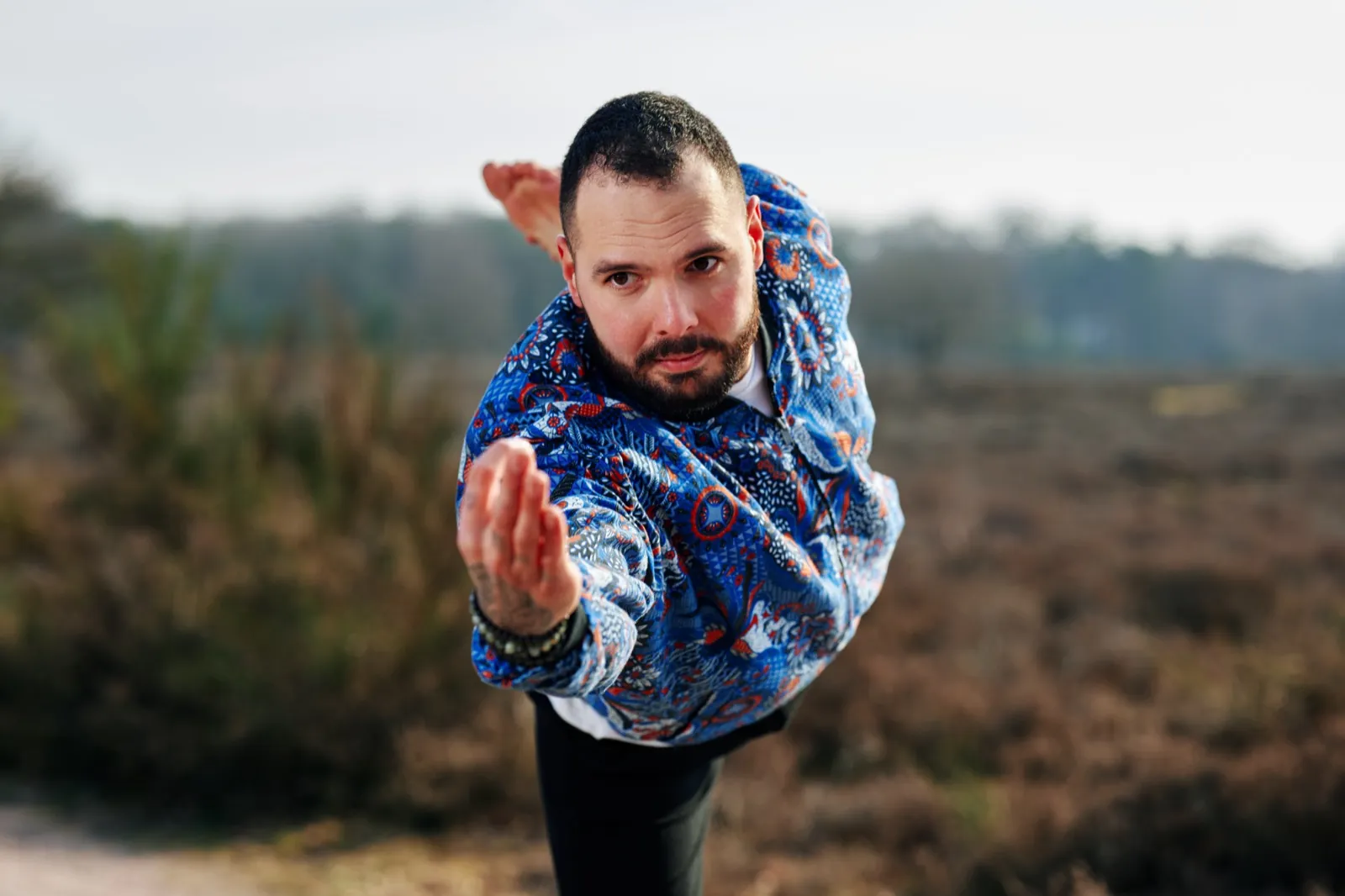 Yordi Rahmadi in focus-houding op de heide